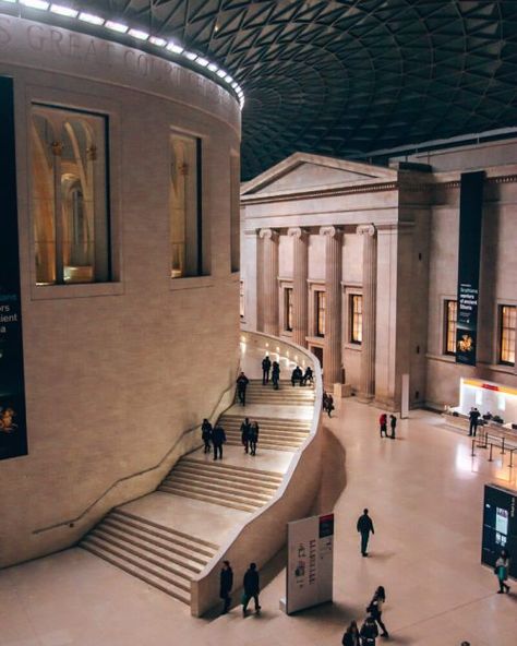 Main entrance area at the British Museum in London. Check out this full guide to the best things to see in London in 3 days in winter. London Iconic Places, Best Museums In London, London Museums Aesthetic, British Museum London Aesthetic, The British Museum London, The British Museum Aesthetic, British Museum Aesthetic, Art Museum London, Museums London