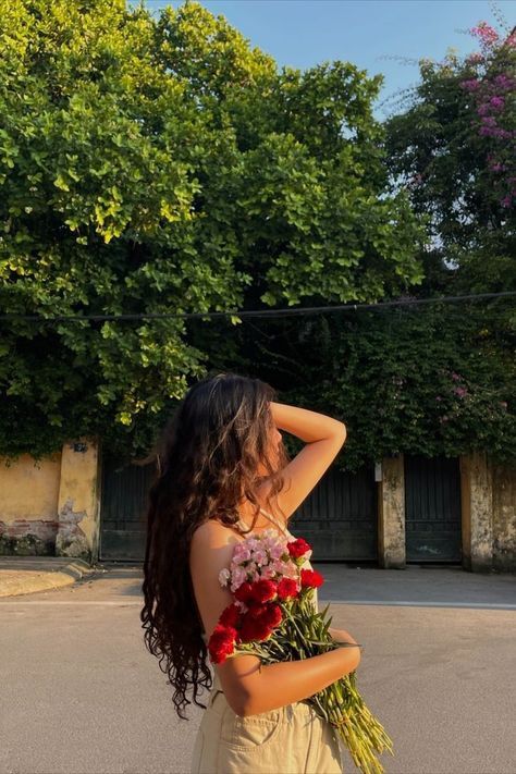 #BEAUTY ,#REALATIONSHIPS #Fashion #Outfits #Summer Outfits #Animals Birthday Pic Inspo Aesthetic, Birthday Photoshoot Flowers, Poses With Flowers Instagram, Flower Birthday Photoshoot, Birthday Poses For Instagram, Photoshoot Girly, Elegant Formal Hairstyles, Outdoor Photoshoot Inspiration, Black And White Maternity