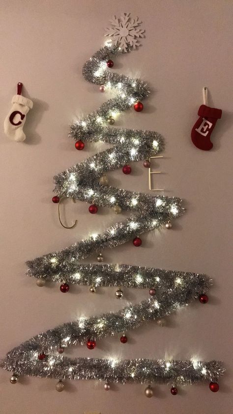 Diy Christmas Wall, Flat Christmas Tree, Christmas Flower Decorations, Tinsel Christmas Tree, Wall Christmas Tree, Alternative Christmas Tree, Creative Christmas Trees, Easy Christmas Decorations, Office Christmas Decorations