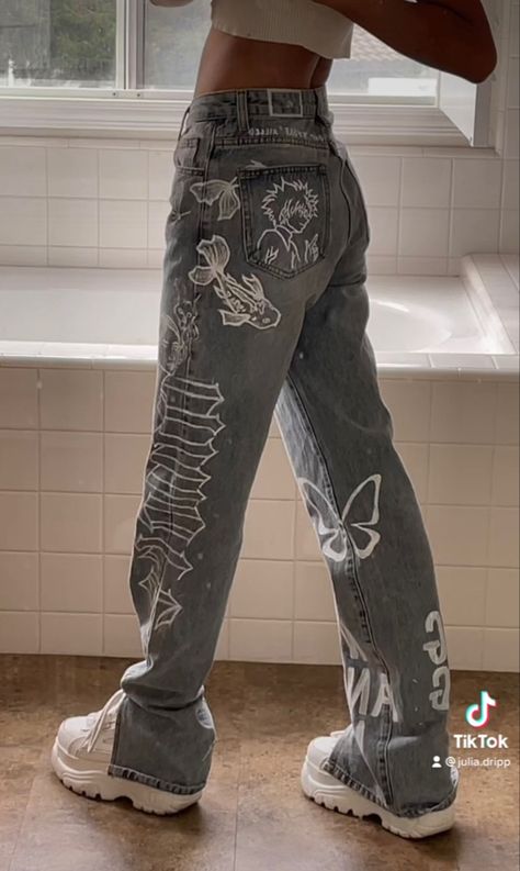 @julia.dripp on tiktok @julia_ruelas on insta Aesthetic Pants Design, Bleach Painted Jeans Grunge, Painting My Pants, Drawing On Pants Diy, Bleached Design Jeans, Painted On Pants, Cool Designs To Paint On Pants, Paint On Pants Ideas, Pants Custom Paint