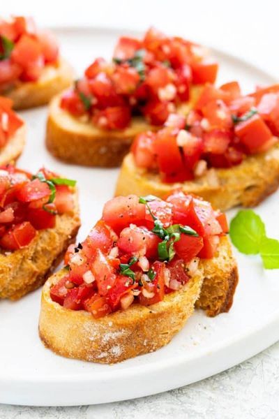 Italian Bruschetta Recipe, Bruschetta Recept, Classic Bruschetta, Italian Bruschetta, Three Ingredient Recipes, Tomato Bruschetta, Bruschetta Recipe, Italian Appetizers, Finger Food