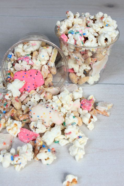 Party Animal Food Ideas, Reading Snacks, Animal Themed Food, Tailgate Treats, Frosted Animal Crackers, Birthday Popcorn, Animal Party Theme, Animal Snacks, Popcorn Treat