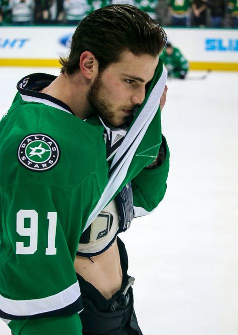 tyler seguin Dallas Stars Hockey, Stars Hockey, Hot Hockey Players, Tyler Seguin, Hockey Girls, Sport Player, Nhl Players, Hockey Player, Dallas Stars