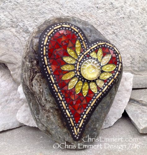 Stone Mosaic Art, Garden Mosaics, Heart Garden, Mosaic Art Diy, Mosaic Heart, Mosaic Rocks, Mosaic Flower Pots, Mosaic Garden Art, Mosaic Art Projects