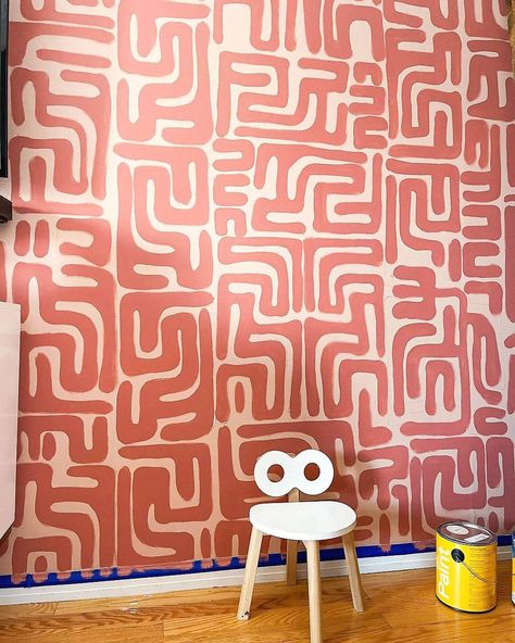 Hand Painted Living Room Wall Mural, Funky Painted Walls Interiors, Painted Pattern Accent Wall, Mid Century Modern House Decor, Simple Wall Murals Diy Paint, Diy Wall Pattern, Painted Gallery Wall, Hand Painted Wall Pattern, Wallpaper As Art