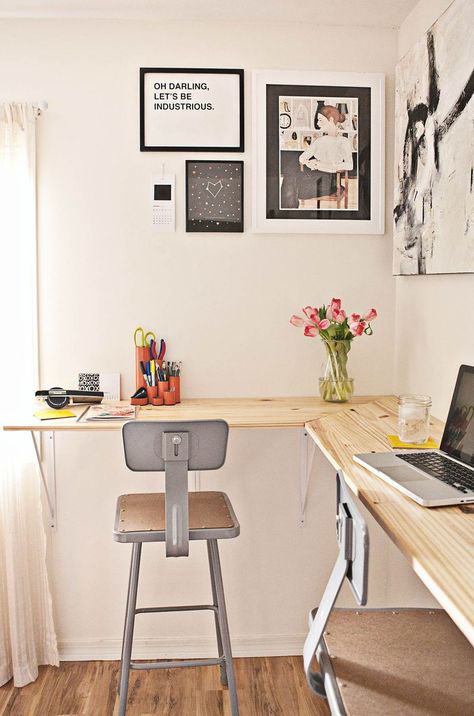 Standing Desk...I'd love this in my photography office!!! You know, if I had one.... Standing Desk Design, Diy Bureau, Diy Standing Desk, Diy Desk Plans, Desk Diy, Desk Plans, Build A Wall, Wall Mounted Desk, Floating Desk