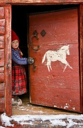 ᆞ Norwegian Christmas, Antique Hardware, Old Doors, Red Door, Unique Doors, Beautiful Doors, Door Knockers, White Horse, Scandinavian Christmas