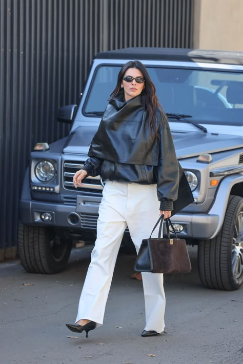 Looks Like Kendall Jenner Couldn’t Wait to Shop Phoebe Philo Either Minimalist Chic Fashion, Kendall Jenner Outfits Casual, Kendall Jenner Street Style, Outerwear Trends, Kendall Style, Coat Trends, Phoebe Philo, Kendall Jenner Outfits, Jenner Outfits