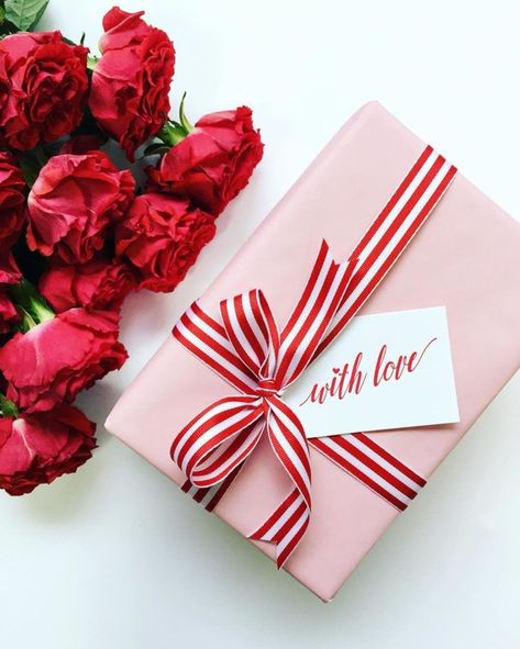 Cute Gift Wrapping Ideas, Valentines Gift Wrap, Homemade Valentines Gift, Valentine's Day Gift Baskets, Glam Pad, Valentines Inspiration, Valentines Gift Guide, Gift Wrapping Inspiration, Unique Gift Wrapping