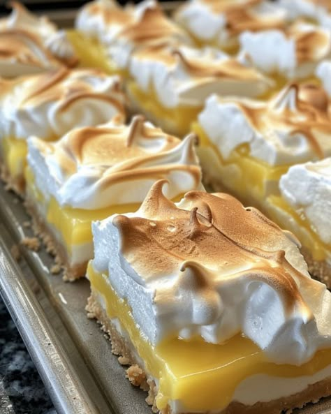 This recipe is absolutely fantastic! We love serving them at parties! Lemon Meringue Pie Bars, Lemon Meringue Bars, Meringue Bars, Most Popular Cookies, Lemon Pie Bars, Mini Desert, Biscuits Graham, Pie Bar Recipes, Popular Cookies