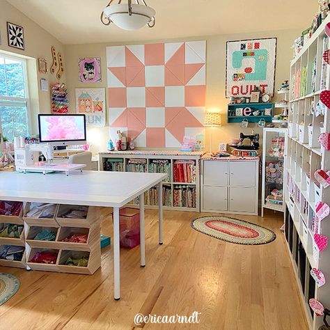 Organization Sewing Room, Professional Sewing Studio, Sewing School Studio, Sewing Studio Ideas Inspiration, Home Office Sewing Room Combo, Sewing Room Inspiration Small Spaces, Dream Sewing Room, Cozy Sewing Room, Sewing Room Layout Ideas