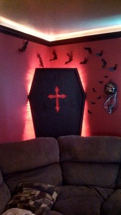 Coffin lid in corner with light source Spooky Diy Halloween Decor, Living Room Decoration Ideas, Vampire Party, Halloween Living Room, Halloween Decoration Ideas, Room Decoration Ideas, Casa Halloween, Halloween Coffin, Creepy Halloween Decorations