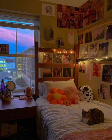 Student Room Decor, Cozy College Dorm, Dorm Planning, Dorm Room Inspo, Dorm Room Layouts, Cozy Dorm, College Dorm Room Inspiration, Dream Dorm Room, Cozy Dorm Room