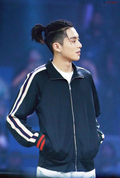 Dylan Wang Long Hair, Asian Ponytail, Boys Ponytail, Attractive Male Actors, Korean Hairstyle Ideas, Mens Ponytail Hairstyles, Korean Haircuts, Undercut Ponytail, Man Ponytail