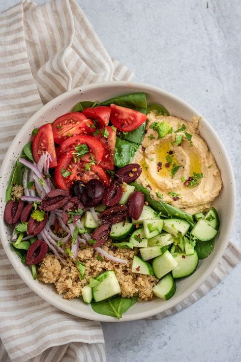 An easy Hummus Nourish Bowl loaded with quinoa, fresh vegetables and creamy homemade hummus. This healthy bowl is quick and easy to make, which makes it the perfect meal prep for lunches through the week. Regime Anti Cholesterol, Bowls Recipes, Hummus Bowl, Nourish Bowl, Healthy Bowl, Box Recipes, Healthy Bowls Recipes, Easy Hummus, Healthy Bowls