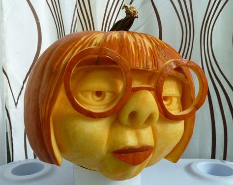 This Edna Mode pumpkin by Sparks Fly Design is not cool with capes. Edna Mode Pumpkin, Sculpted Pumpkin Faces, Edna Pumpkin Carving, Pumpkin Carving Pretty, Pumkin Carving Ideas, Cool Pumpkin Carving Ideas, Cute Pumpkin Carving Ideas, Funny Pumpkin Carvings, Cute Pumpkin Carving