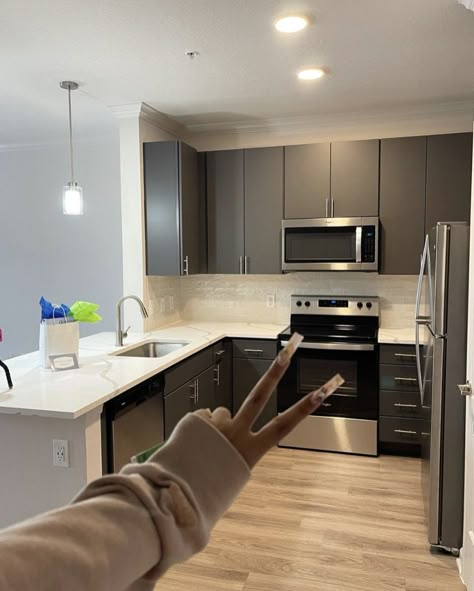 New Apartment Goals, New Home Black Woman, New House Black Woman, Apartment Hunting Aesthetic, Apartment Keys Black Woman, Vision Board New Apartment, Holding Keys To Apartment, First Apartment Aesthetic Kitchen, Keys To New Apartment