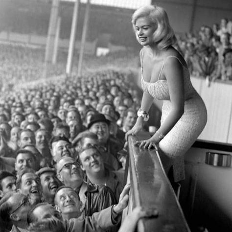 Jayne Mansfield at White Hart Lane, 1959 Manchester United Art, Vintage Style Clothing, White Hart, White Hart Lane, Tottenham Hotspur Fc, Jayne Mansfield, Volleyball Outfits, Bette Davis, Lucille Ball