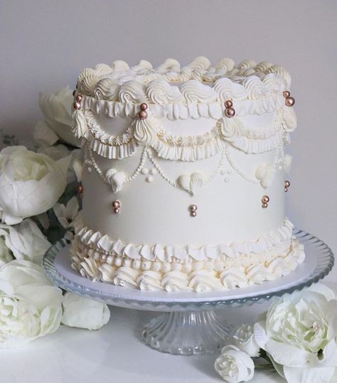 White Vintage Cake, Wedding Cake Piping, Victorian Wedding Cakes, Victorian Cakes, Bolo Vintage, Vintage Birthday Cakes, Gold Birthday Cake, Cake Piping, Vintage Cakes