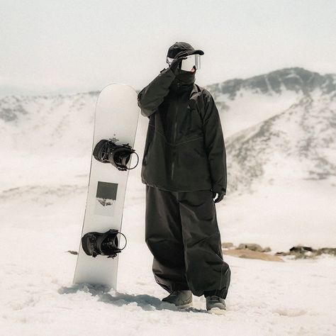 Baggy pants snow ski outfit, snow season fashion Ski Men Outfit, Winter Boy Aesthetic, Baggy Ski Fits, Snowboarding Fits Men, Baggy Snowboard Outfit, Black Snowboarding Outfit, Baggy Ski Fit, Snowboard Style Men, Snowboarding Aesthetic Men