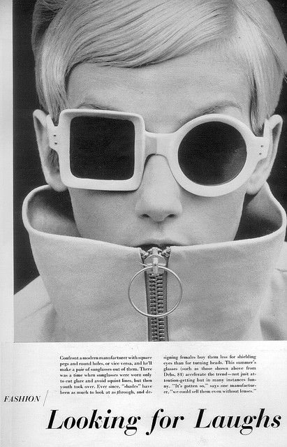 1960s Twiggy -- FINALLY MY STYLE IS IN STYLEEEE !! Yes yes yes time to let my 60's outtttttt ! Cat Eyes, Twiggy Lawson, 60s Sunglasses, Style Année 60, Sixties Style, Cheap Ray Bans, Black And White Photograph, Foto Vintage, Cooler Look