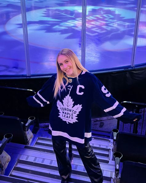 Toronto Maple Leafs Outfit Women, Canucks Jersey Outfit, Detroit Red Wings Outfit, Leafs Game Outfit, Red Wings Game Outfit, Nhl Jersey Outfit Women Style, How To Style Hockey Jerseys Women, Hockey Game Outfits For Women Jersey, Hockey Outfits For Women