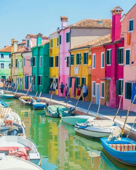 Cheap European Cities, Burano Island, Colorful Buildings, Colorful Places, Venice Travel, Italy Photography, Voyage Europe, Perfect Itinerary, 수채화 그림