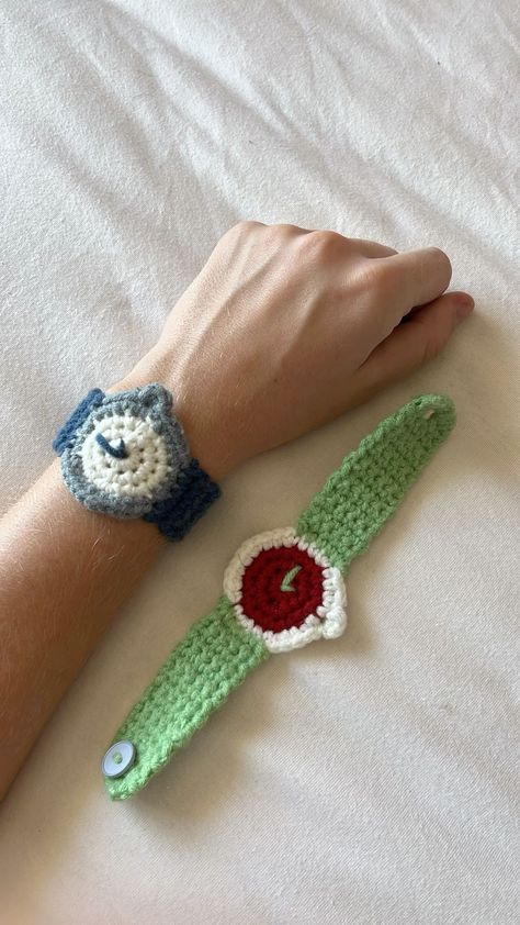 Crochet Phone Bracelet, Crochet Fundraiser Ideas, Crochet Computer Accessories, Airtag Crochet, Rearview Mirror Crochet, College Crochet Ideas, Crochet Ideas For Friends, Interactive Crochet, Quick Crochet Ideas