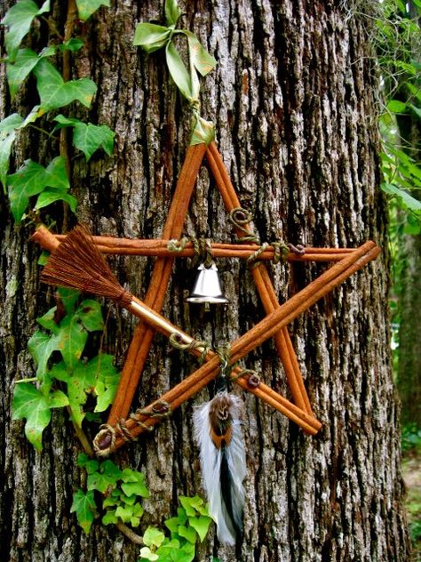 #Wicca Make a Cinnamon Stick Pentacle Soak 5 cinnamon sticks (each about the same length) overnight in warm water. In the morning, pat them dry and form them into a pentagram. The soaking will make them pliable so that as you overlap them, they will bend more easily. Hot glue the ends together and then wrap the ends also with twine or raffia and tie it off. Use extra raffia to create a loop at the top for hanging. Moldes Halloween, Wiccan Crafts, Pagan Crafts, Kitchen Witchery, Deco Nature, Witchy Crafts, Magical Life, Kitchen Witch, Green Witch