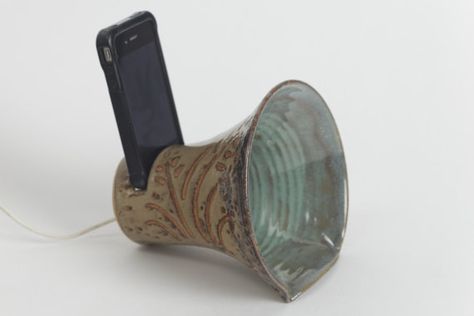 Cell Phone Speakers, Pc Gadgets, Iphone Docking Station, Iphone Charging, Iphone Dock, Gold Iphone, Red Accessories, Iphone Hacks, Hand Built Pottery