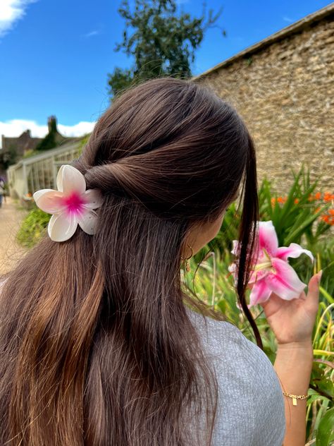 Emi flower claw clip, hairstyles, half up hair, long brown hair, long hairstyle, easy hair Hairstyle For Work, Old Money Hairstyles, Hair Clips Hairstyles, Hairstyles Female, Flower Claw Clip, Super Bloom, Short Hairstyles For Thick Hair, Clip Hairstyles, Open The Door