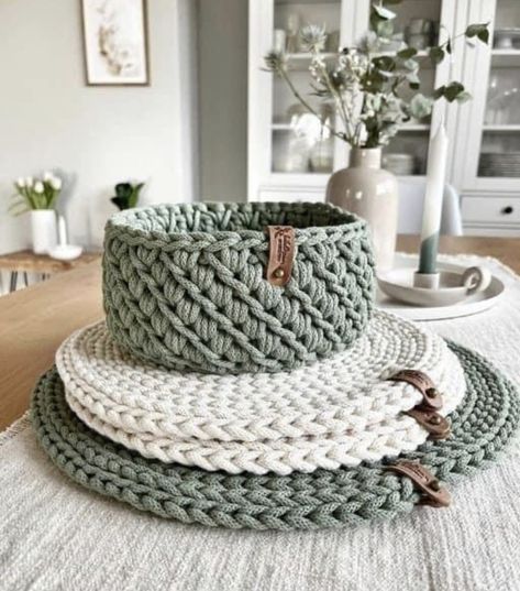 Crochet For Home Decor Ideas, Crochet Patterns For Home Decor, Modern Haken, Knitted Decor, Diy Knit Blanket, Scrap Yarn Crochet, Hand Knitting Diy, Crochet Ornament Patterns, Crochet Table Mat