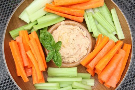 using Hummus as dip:) Basil Hummus, Foods That Contain Protein, Metabolic Balance, Immune Boosting Smoothie, Homemade Hummus, Juicing For Health, Healthy Work Snacks, Snacks For Work, Fun Snacks