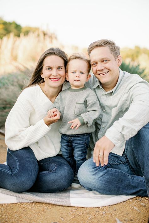 Family Portrait 3 People, How To Pose Family Of 3, Sit Down Family Poses, Family 3 Poses, Christmas Picture Poses Family Of 3, 3 People Family Photos, Family Photo 3 People, Sitting Poses Family, 3 Person Family Photo Poses