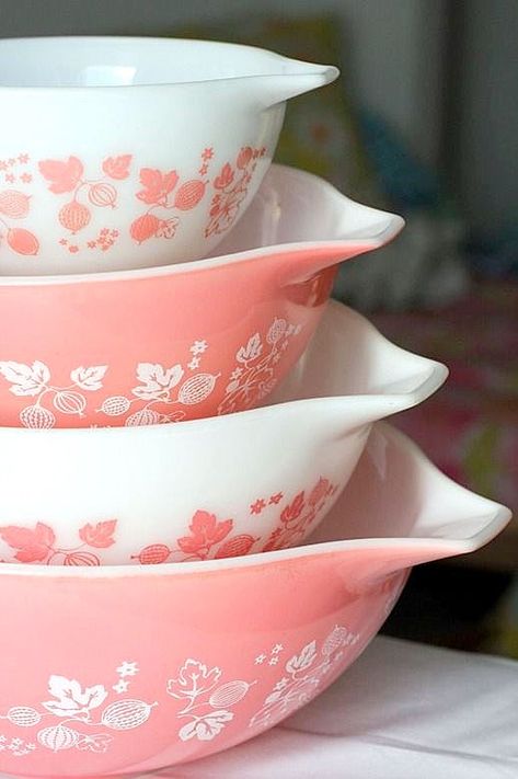 Fifties Kitchen, Vintage Mixing Bowls, Pink Pyrex, Pyrex Collection, Pyrex Mixing Bowls, Pyrex Bowls, Pink Kitchen, Vintage Life, Love Vintage