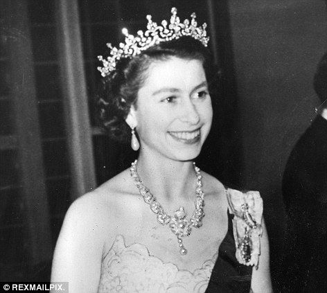 'Amazing poise': The Queen, pictured on her Coronation tour in October 1953. Lovers Knot Tiara, Princesa Elizabeth, Queen Wilhelmina, Lovers Knot, Queens Tiaras, Rainha Elizabeth Ii, Reine Elizabeth Ii, Royal Tiaras, Beautiful Tiaras