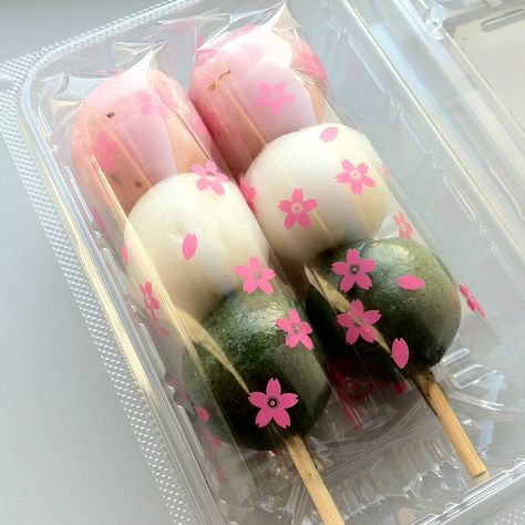 Hanami Dango Dango Aesthetic, Dango Food, Hanami Dango, Japan Vibes, Oc Stuff, Japanese Sweet, Cute Snacks, Japanese Dessert, Japanese Snacks