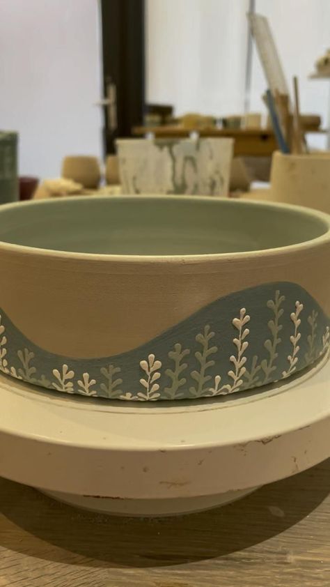 Cute Glaze Designs, Pottery Painting Before And After, Paint Bowls Ideas, Pottery Patterns Ideas Painting, Pottery Carving Ideas Bowls, Ceramic Bowl Ideas Design, Green Pottery Painting Ideas, Slip Pottery Ideas, Practical Ceramics Ideas