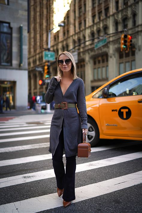 Belted Cardigan Outfit, How To Wear A Long Cardigan, Ways To Style A Sweater, How To Style A Cardigan, Nyc Street Style Fall, Outfits With Grey Cardigan, Sweater Styling, Long Cardigan Outfit, Cardigan Fall Outfit