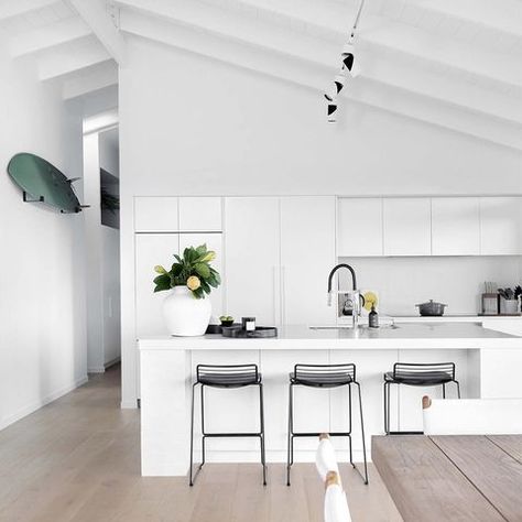 Adore Home Magazine (@adoremagazine) • Instagram photos and videos Vaulted Ceiling Ideas, Vaulted Ceiling Kitchen, Multigenerational Living, Pitched Ceiling, Raked Ceiling, Ultra Modern Homes, Coastal Dining, Escape Plan, Contemporary Cottage