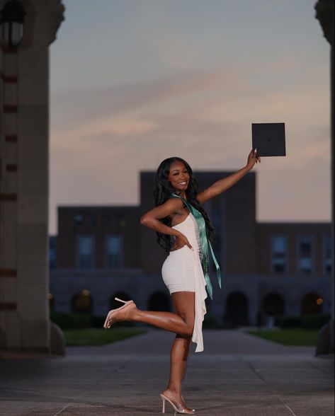 Graduation Picture Poses Photoshoot, Graduation Pictures At Night, Graduation Picture Ideas Outdoors, Graudtion Photoshoots Black, Senior Picture Ideas Black Women Outside, Rooftop Graduation Pictures, Graduation Shoot Poses, Graduation Poses Women, Stadium Graduation Pictures