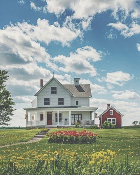 Homestead House Aesthetic, Modern Homestead Aesthetic, Old Fashion Farmhouse, Southern House Exterior, Old Farmhouse Aesthetic, Old Farmhouse Remodel, Small Country House, Cottage Farmhouse Exterior, Farmhouse Exterior Ideas