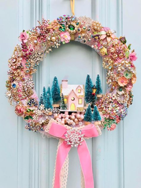 Brooch Wreath Diy, Brooch Wreath, Unconventional Christmas Trees, Time Bandits, Jewelry Upcycle, Kitschy Christmas, Creative Workshops, Kitsch Christmas, Vintage Wreath