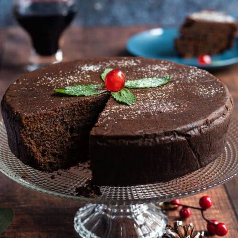 Jamaican Black Rum Fruit Cake Recipe - Jamaican Foods and Recipes - Authentic Jamaican Recipes and Foods Rum Fruit Cake Recipe, Black Rum Cake, Jamaican Christmas Cake, Jamaican Fruit Cake, Rum Fruit Cake, Jamaican Rum Cake, Jamaican Desserts, Liquor Cake, Fruit Cake Recipe