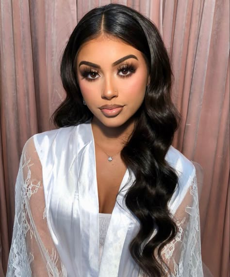 Baddie Formal Hairstyles, Glamour Wedding Hairstyles, Middle Parting Wedding Hair, Prom Hairstyles Latina, Prom Hair Middle Part, Prom Hairstyles Middle Part, Half Up Half Down Hair Elegant, Middle Part Waves Wedding, Sleek Middle Part Hair Down Curled