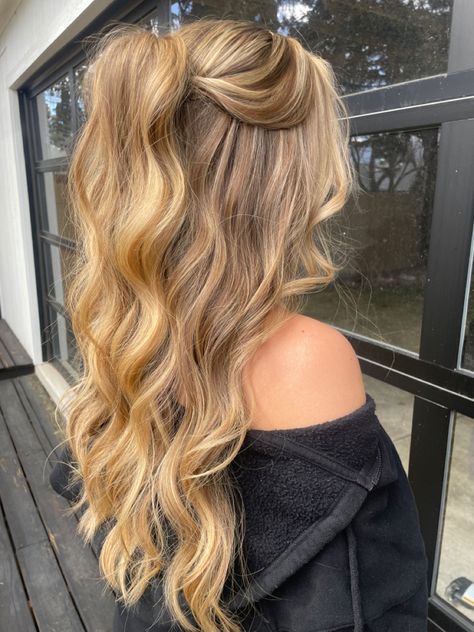 Hollywood waves, glam curls, trending hairstyles, volume half up half down hairstyle, simple hairstyle, easy hairstyle Bridesmaid Hair Inspo, Bridemaids Hairstyles, Cute Prom Hairstyles, Kadeřnické Trendy, Simple Prom Hair, Bridesmaid Hair Makeup, Fancy Hair, Guest Hair, Fesyen Rambut