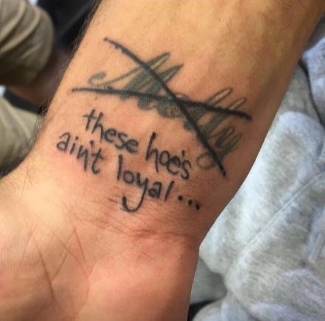 39 Pics That Will Make You Cringe Your Pants - Facepalm Gallery Trashy Quotes, Design Dragon, Bad Tattoos, Tattoo Design Book, Hand Tattoo, Tattoo Trends, Dope Tattoos, Simplistic Tattoos, Get A Tattoo