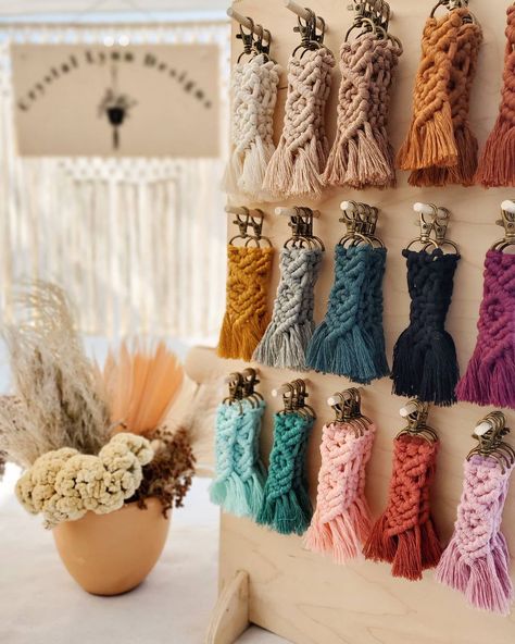 Macrame Display, Craft Show Booth Display Ideas, Craft Fair Display Table, Vintage Markets Display, Market Stall Display Ideas, Booth Display Ideas Diy, Boutique Layout, Market Stall Ideas, Craft Market Display