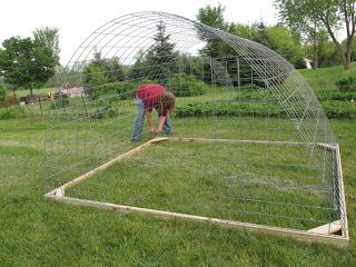 Joe's Garden Journal: Building a Hoop Coop, How to construct an inexpensive open bottom poultry pen. Hoop Coop, Pallet Greenhouse, Duck Coop, Cattle Panels, Best Greenhouse, Portable Chicken Coop, Chicken Pen, Chicken Tractors, Chicken Tractor