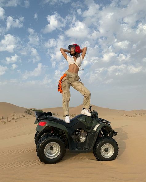 Dubai Desert Outfit, Egypt Outfits, Dubai Outfit, Desert Outfit, Cali Trip, Pool Poses, Amanda Lee, Dubai Aesthetic, Camila Morrone